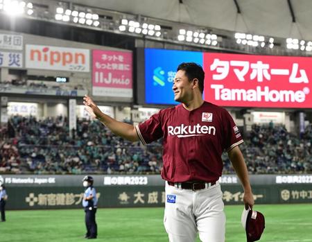 　ファンの祝福に応える田中将（撮影・金田祐二）