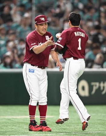 　４勝目を挙げ松井裕からウイニングボールを受け取る田中将（撮影・金田祐二）