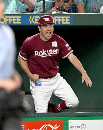 　勝利に雄たけびをあげながらベンチを飛び出す田中将（撮影・金田祐二）