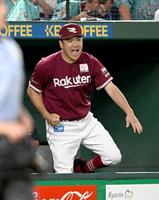 　勝利に雄たけびをあげながらベンチを飛び出す田中将（撮影・金田祐二）