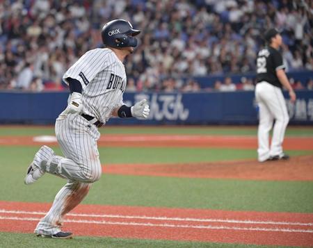 　９回、右中間にサヨナラ本塁打を放つ森（撮影・神子素慎一）