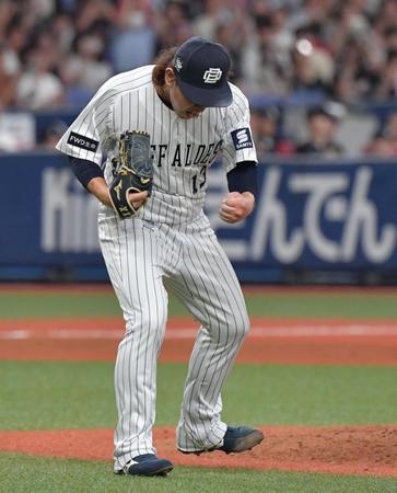 　６回、大ピンチでポランコを三飛に打ち取った宮城は渾身（こんしん）のガッツポーズを見せる（撮影・神子素慎一）