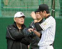 　阪神・藤浪に語りかける江夏臨時コーチ＝宜野座