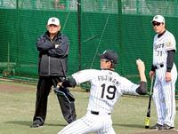 　阪神・藤浪の投球をじっと見つめる江夏臨時コーチと中西コーチ＝宜野座