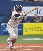 　９回、右中間にサヨナラ本塁打を放つ森（撮影・神子素慎一）