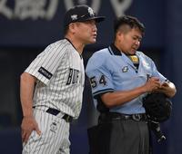 　交代を告げる中嶋監督（撮影・神子素慎一）