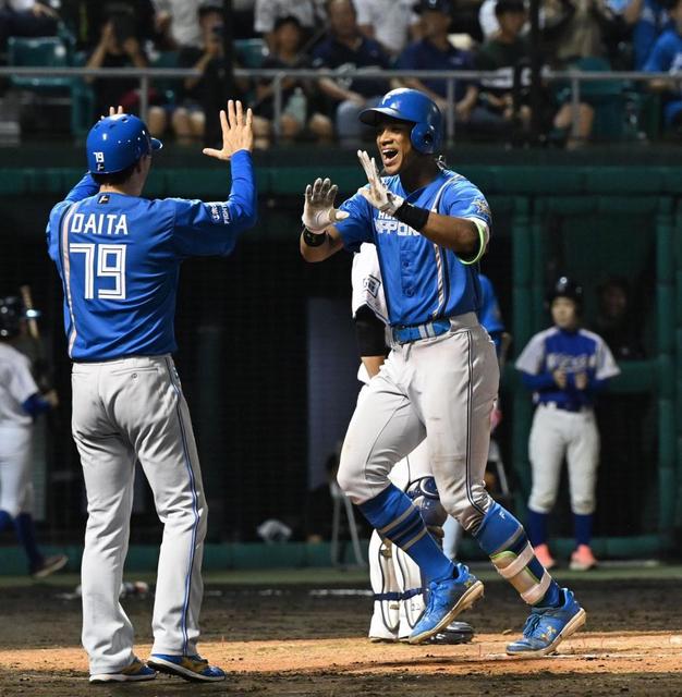 新庄日本ハム　沖縄で会心の逆転勝ち！５番降格の万波が１４号特大の決勝弾　北海道出身の伊藤が沖縄で勝利投手に