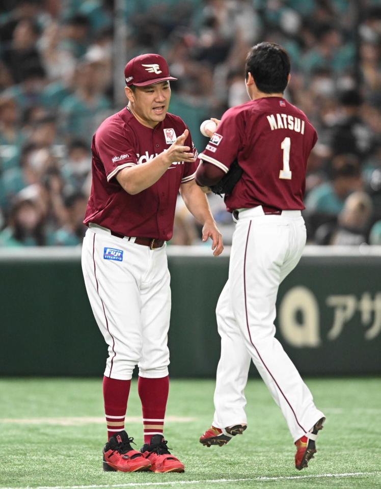 　４勝目を挙げ松井裕（右）からウイニングボールを受け取る田中将（撮影・金田祐二）