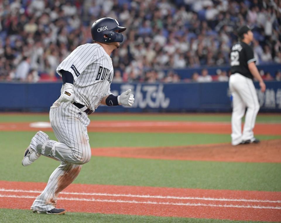 　９回、右中間にサヨナラ本塁打を放つ森（撮影・神子素慎一）