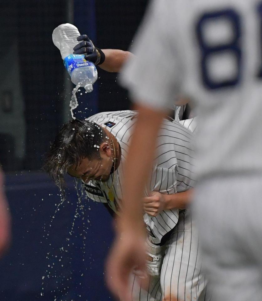　手荒い祝福を受ける森（撮影・神子素慎一）