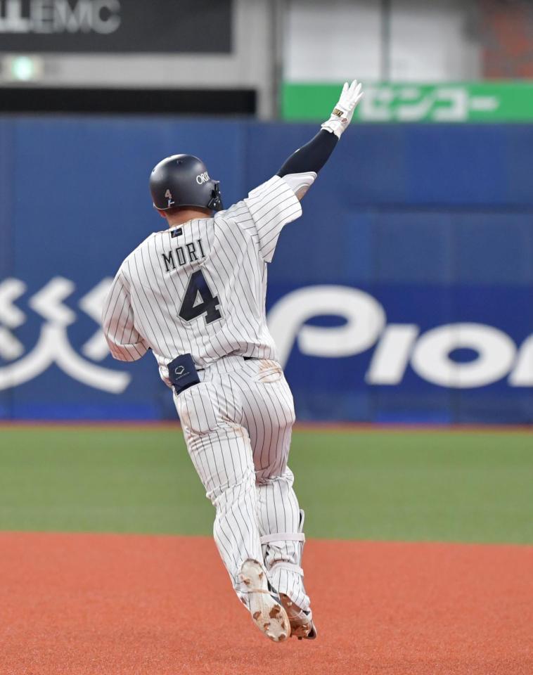　サヨナラ弾を放った森はスタンドに手を上げダイヤモンドを一周（撮影・神子素慎一）