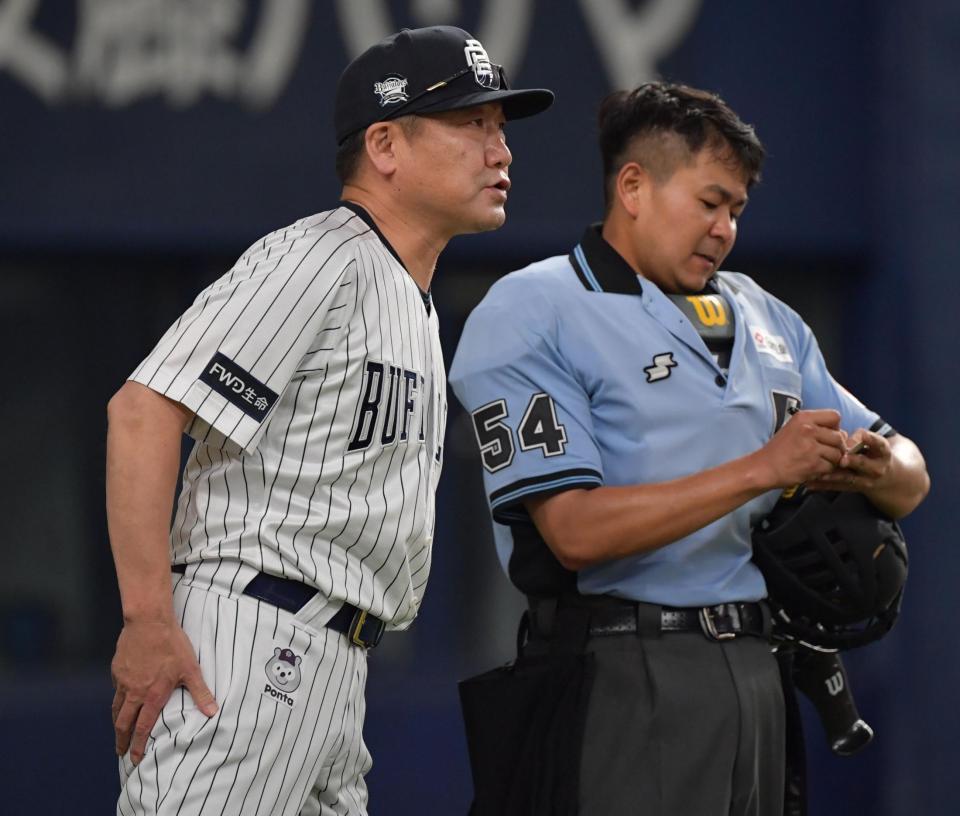 　交代を告げる中嶋監督（撮影・神子素慎一）