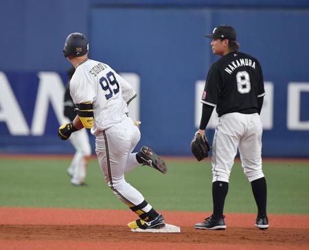 　７回、二塁を回る杉本（撮影・神子素慎一）