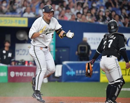 　７回、生還し喜ぶ杉本（撮影・神子素慎一）