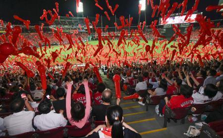 「ジェット風船」４季ぶり球場に　広島で配布、専用手動ポンプも