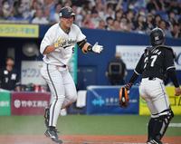 　７回、生還し喜ぶ杉本（撮影・神子素慎一）