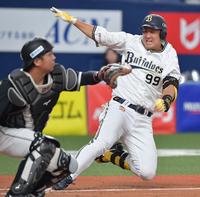 　７回、生還する杉本（撮影・神子素慎一）