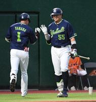 　３回、先制３ランを放った山田（左）を笑顔で迎える村上（撮影・佐藤厚）