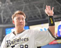 　声援に応える杉本（撮影・神子素慎一）