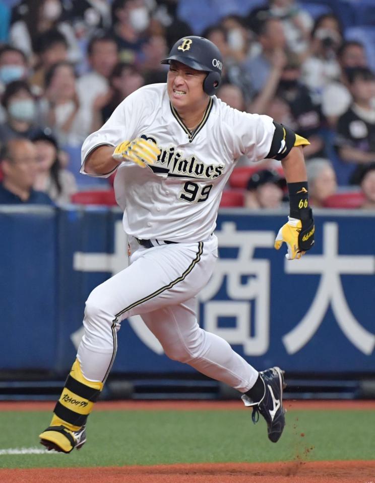 　７回、三塁を回る杉本（撮影・神子素慎一）