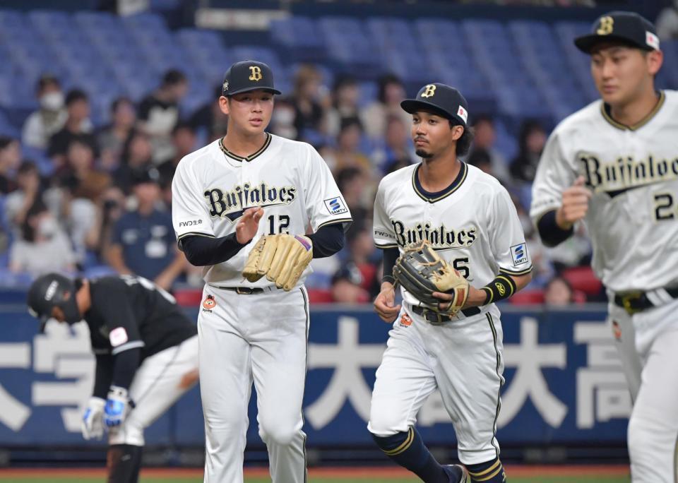 　２回のピンチを脱しベンチに戻る山下（撮影・神子素慎一）