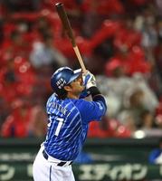 　７回、代打の宮崎は犠飛を放つ（撮影・田中太一）