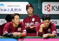 　ソフトバンクに敗れ、引き揚げる岸（中央）