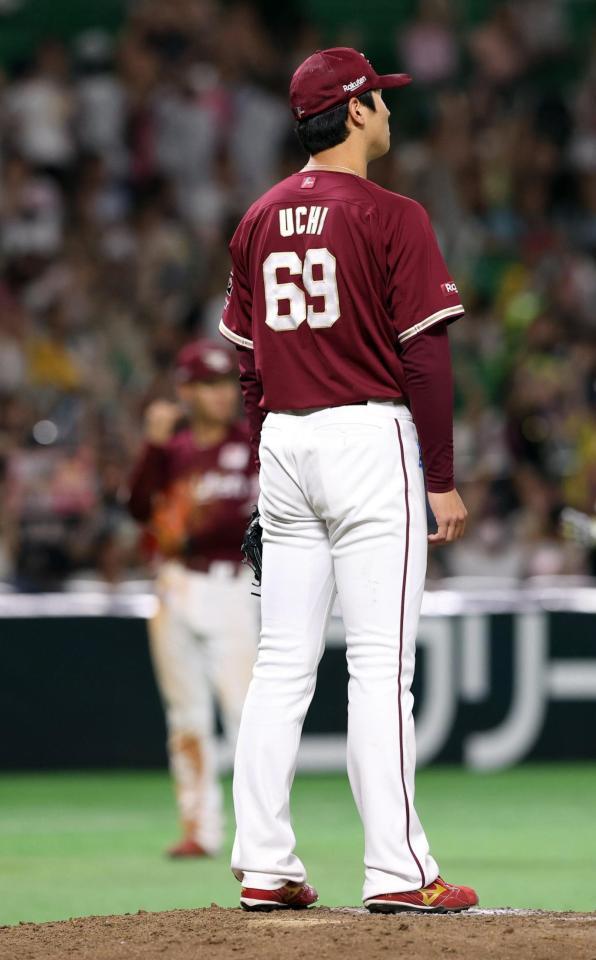 　８回、近藤（右）に逆転３ランを浴びた内