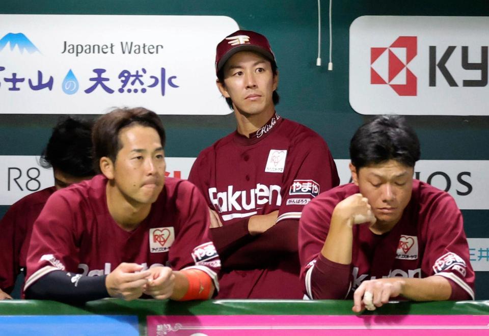 　ソフトバンクに敗れ、引き揚げる岸（中央）