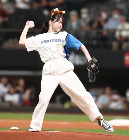 　ファーストピッチセレモニーに登場した山田杏奈（撮影・中島達哉）