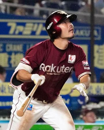 　８回、島内が右越えに勝ち越しソロを放つ