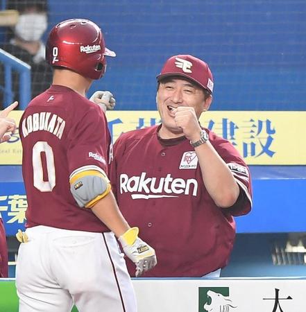 　２回、先制の右越え２ランを放った小深田（左）とタッチを交わす石井監督（撮影・開出牧）