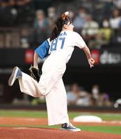 　ファーストピッチセレモニーに登場した山田杏奈（撮影・中島達哉）