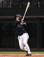 　３回、２ランを放つ大城（撮影・中島達哉）