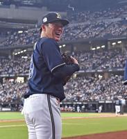 ３回、大城の２ランに笑顔を見せる山本（撮影・中島達哉）