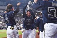 　３回、２ランを放ち、ナインに迎えられる大城（中央）＝撮影・中島達哉