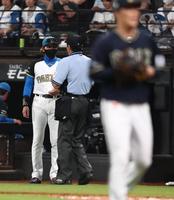 　８回、ベンチに戻る山本（手前）と選手交代を告げる新庄監督（撮影・中島達哉）