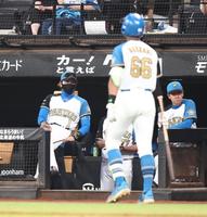 　９回、空振り三振に倒れた万波（手前）と戦況を見つめる新庄監督（左）＝撮影・中島達哉