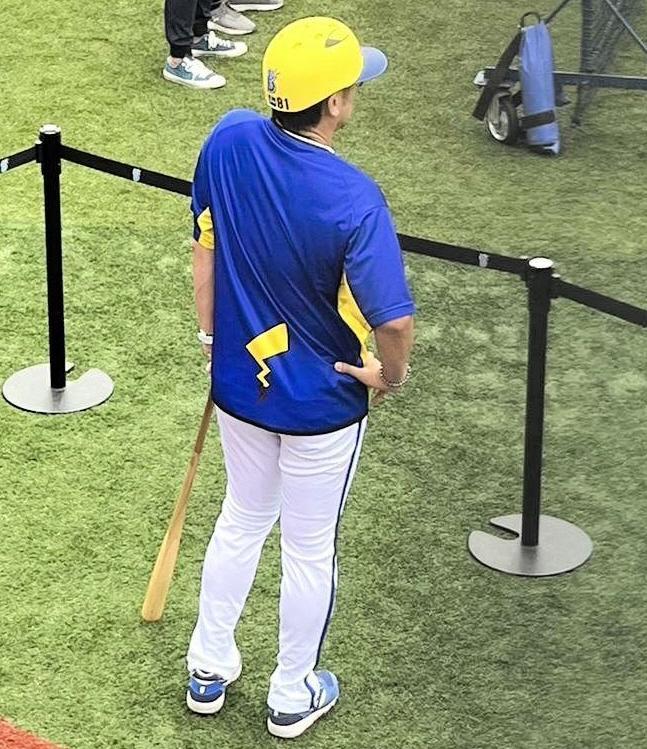 　ピカチュウヘルメットでグラウンドに現れた三浦監督