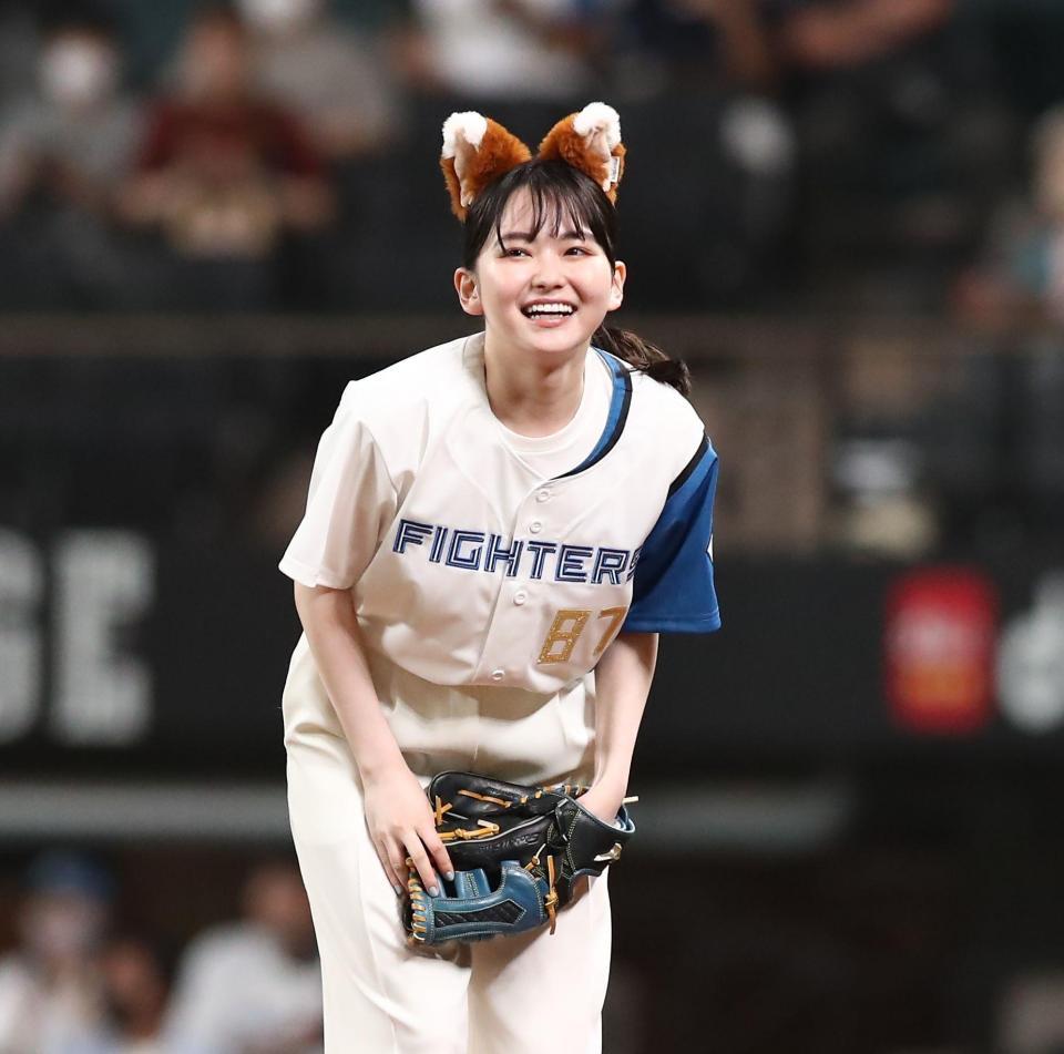　ファーストピッチセレモニーに登場し、笑顔を見せる山田杏奈（撮影・中島達哉）
