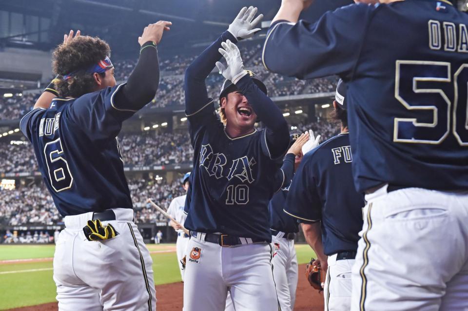 　３回、２ランを放ち、ナインに迎えられる大城（中央）＝撮影・中島達哉