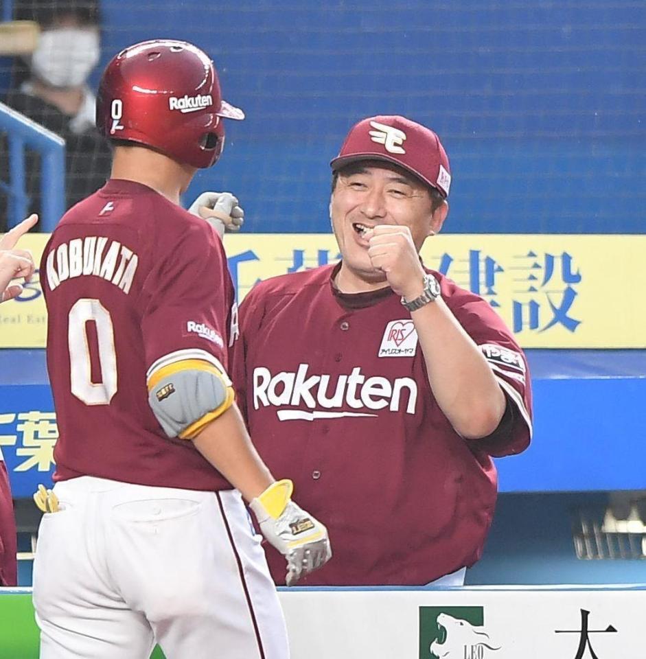 　２回、先制の右越え２ランを放った小深田（左）とタッチを交わす石井監督（撮影・開出牧）