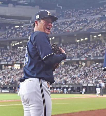 　３回、大城の２ランに笑顔を見せる山本