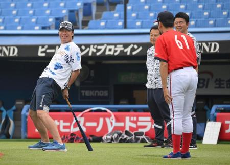 　亜大の後輩である矢野（右）から挨拶を受ける高津監督（撮影・伊藤笙子）