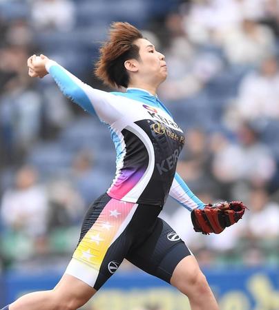 始球式を務めるガールズケイリンの柳原真緒（撮影・開出牧）