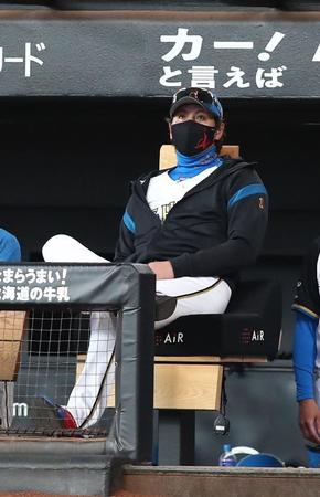 ９回、グラウンドを見つめる新庄剛志監督＝エスコンフィールドＨＯＫＫＡＩＤＯ（撮影・中島達哉）