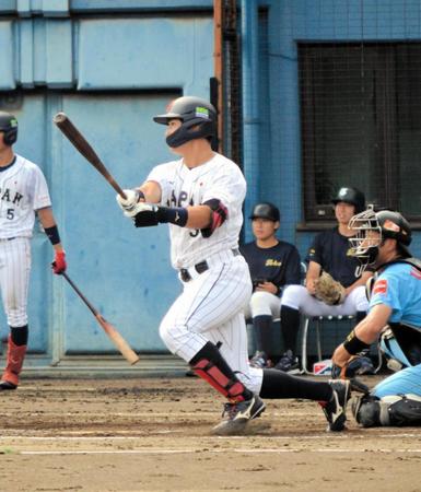 　右中間へ先制の２点適時二塁打を放つ慶大・広瀬