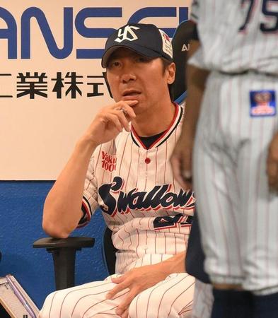 ７回広島２死一二塁、中村悠平の捕逸で走者がそれぞれ進塁し、頭を悩ませるヤクルト・高津臣吾監督＝神宮球場（撮影・伊藤笙子）