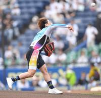 　始球式を務めるガールズケイリンの柳原真緒（撮影・開出牧）