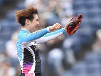 始球式を務めガッツポーズを決めるガールズケイリンの柳原真緒（撮影・開出牧）